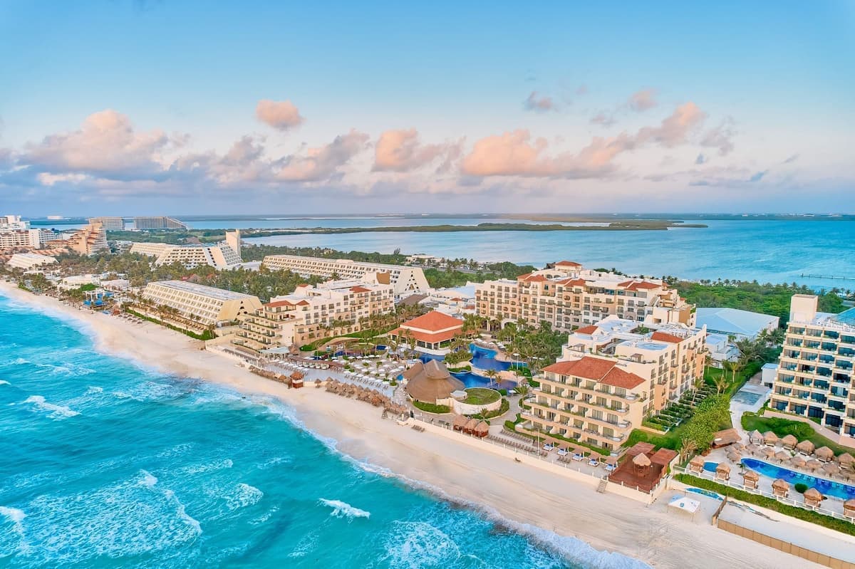 Ocupación hotelera en Cancún baja y trabajadores hoteleros enfrentan días solidarios en el Caribe Mexicano