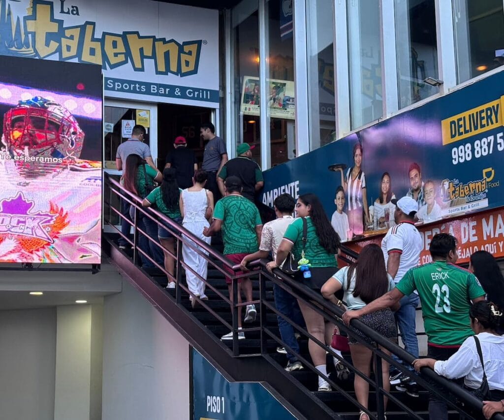 Ambiente en sports bars de Cancún durante la transmisión de los partidos de México en la Copa del Mundo.