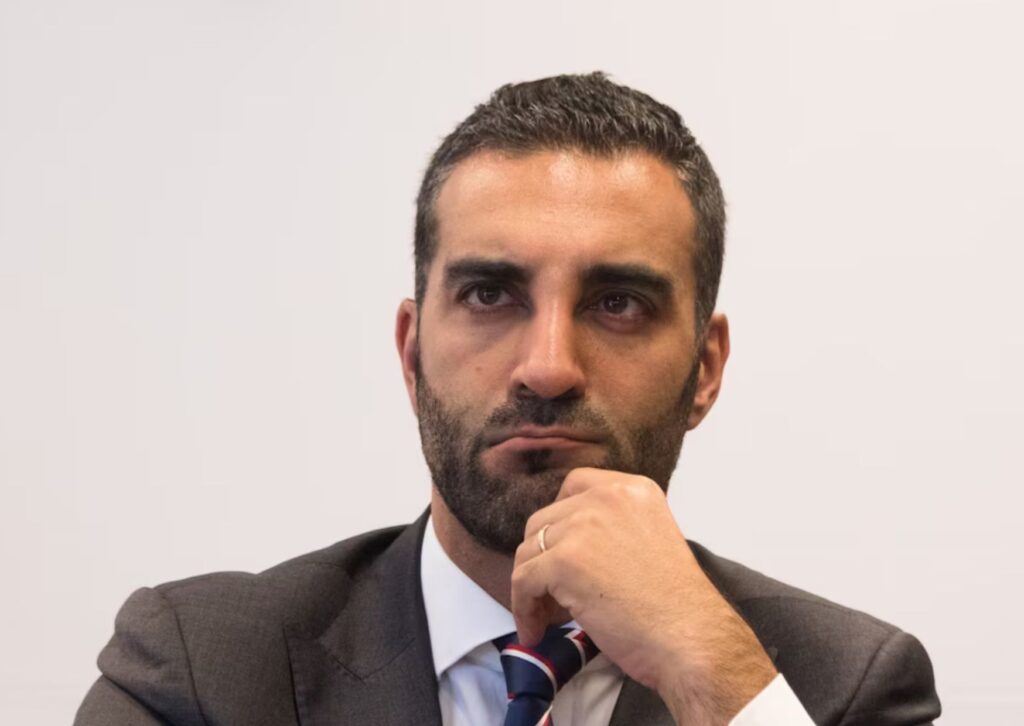 Simón Levy mantiene presencia constante en redes