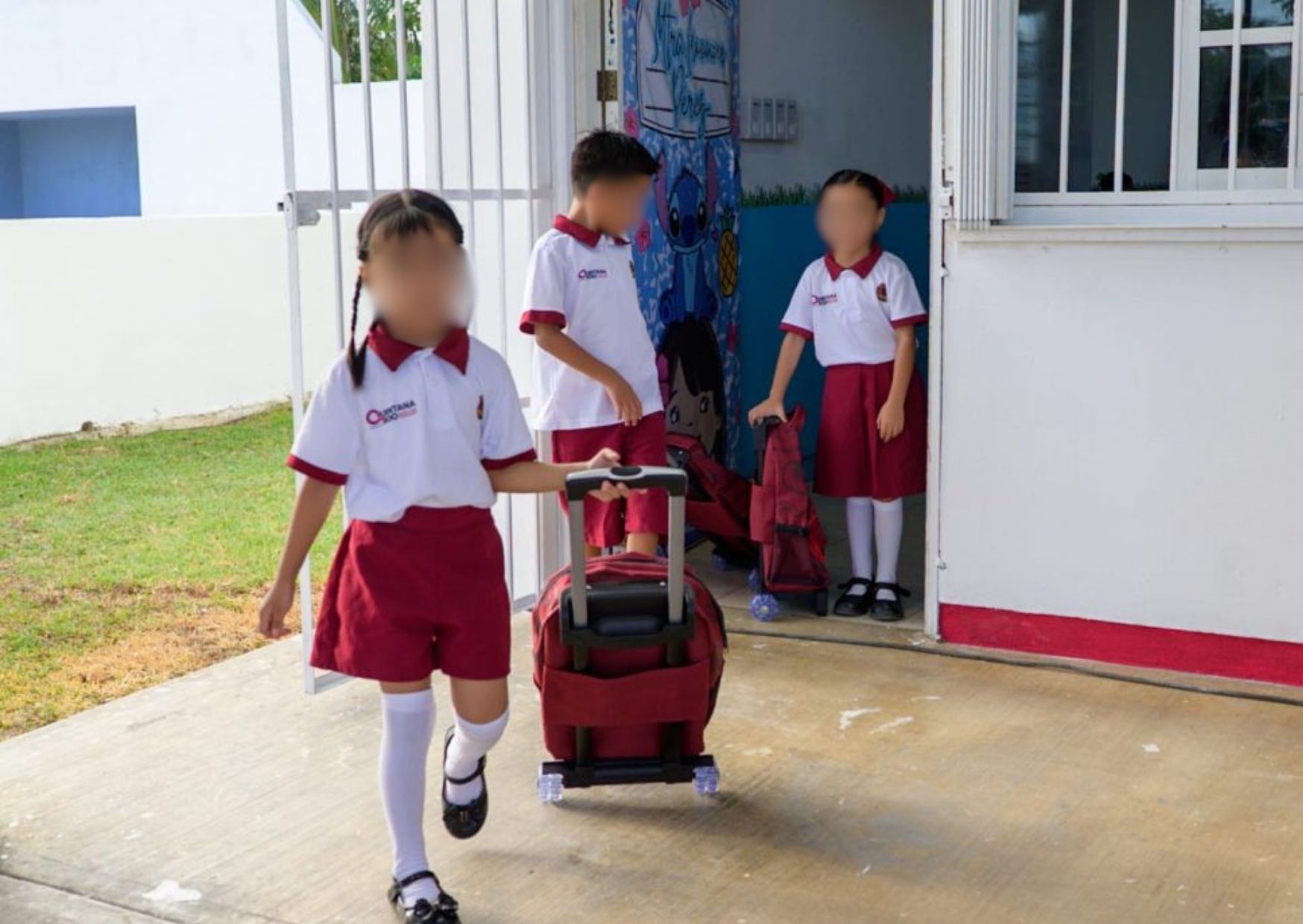iñas, niños y adolescentes de educación básica pública en Quintana Roo durante la entrega de uniformes, mochilas y útiles escolares gratuitos impulsada por el Gobierno del Estado y la Secretaría de Educación.