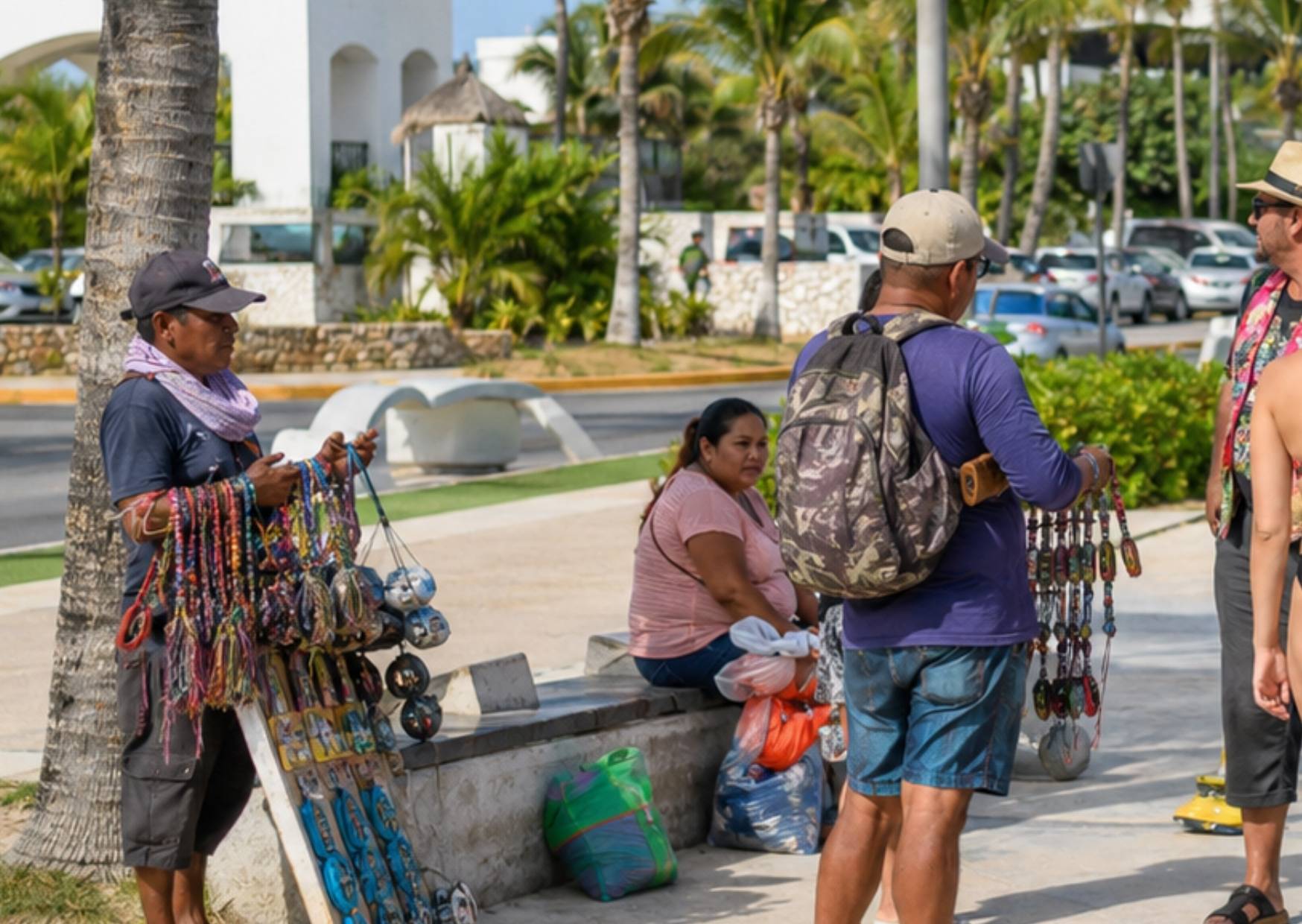 Ambulantes en la Zona Hotelera de Cancún durante operativo municipal
