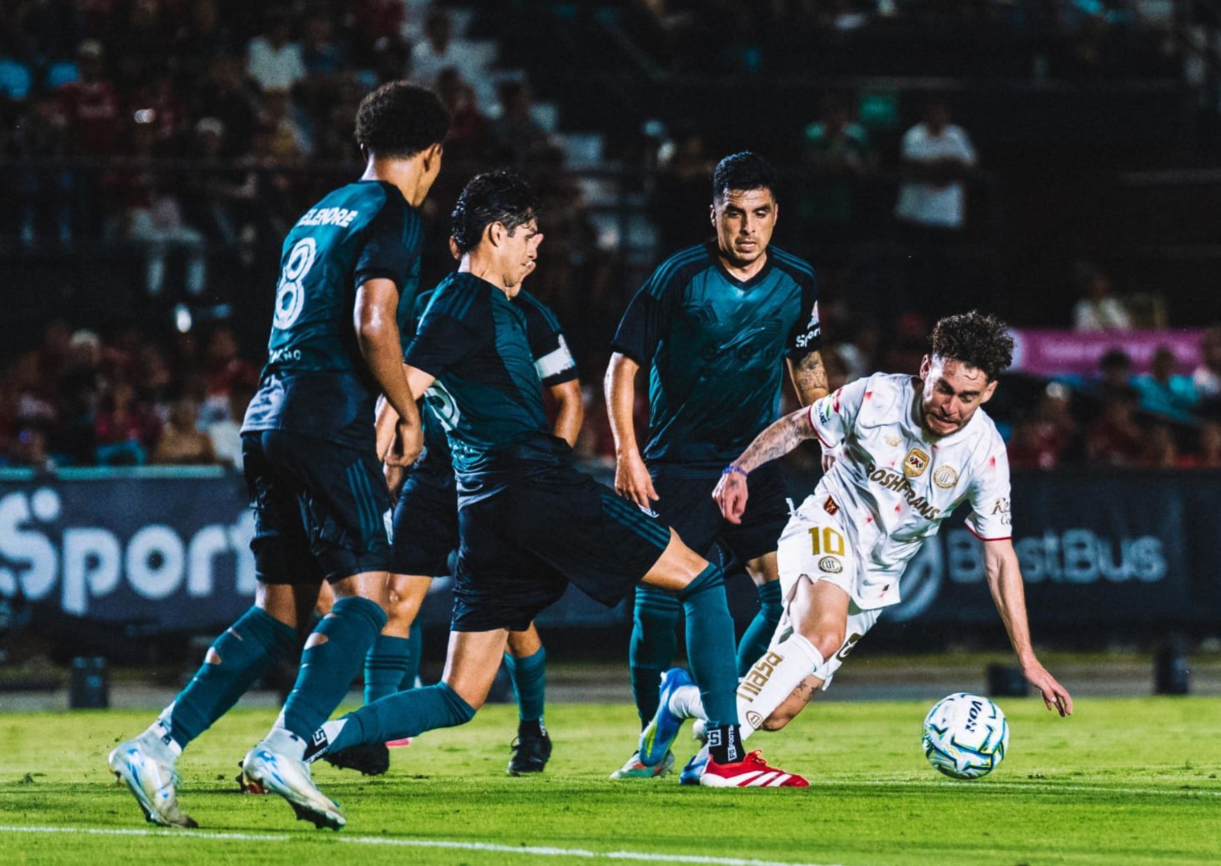 Jugadores de Cancún FC durante un partido.