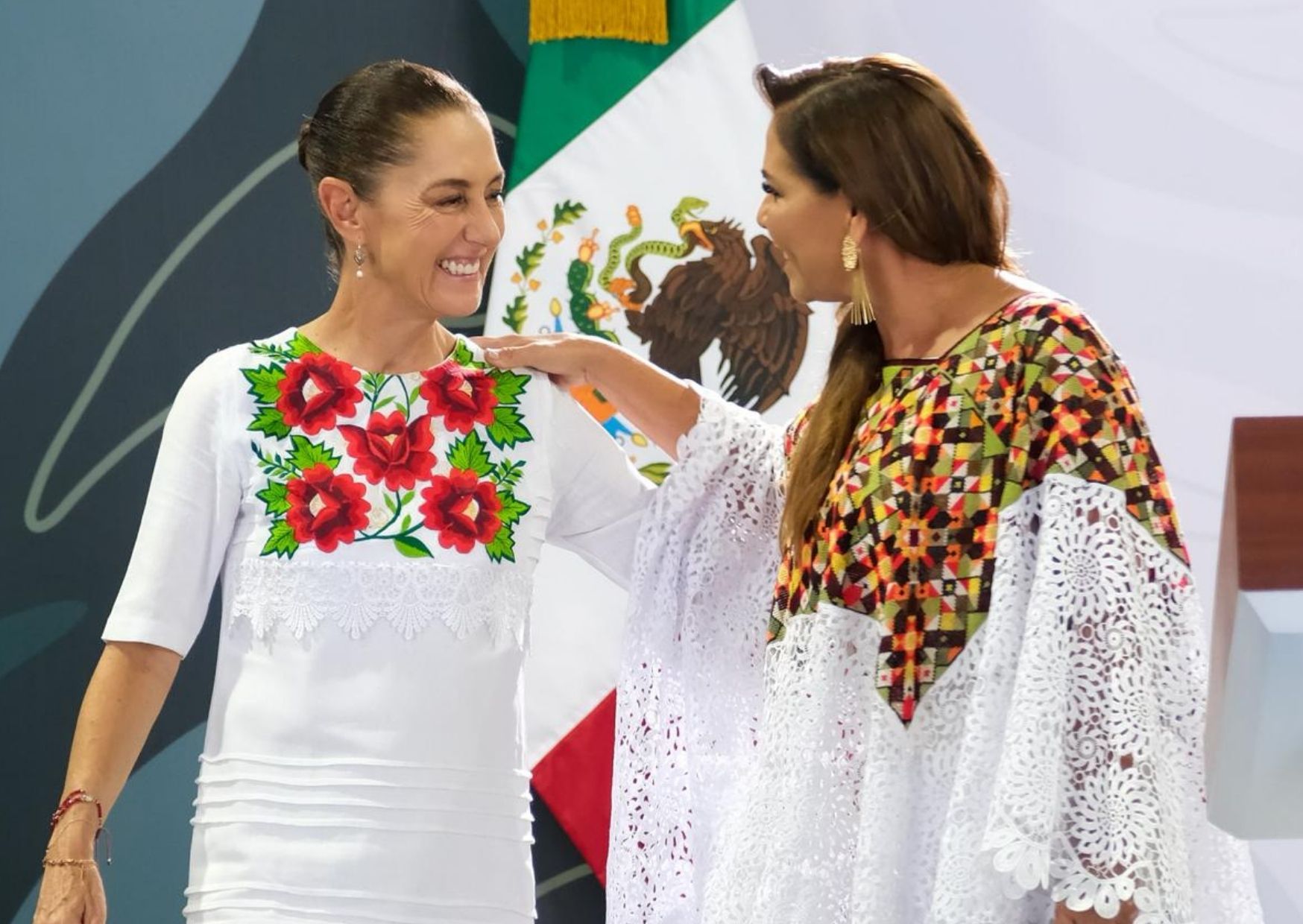 Claudia Sheinbaum durante la conferencia matutina en Tulum, acompañada por integrantes del gabinete federal y la gobernadora Mara Lezama, en un escenario que destaca el Caribe mexicano como eje de la agenda nacional.