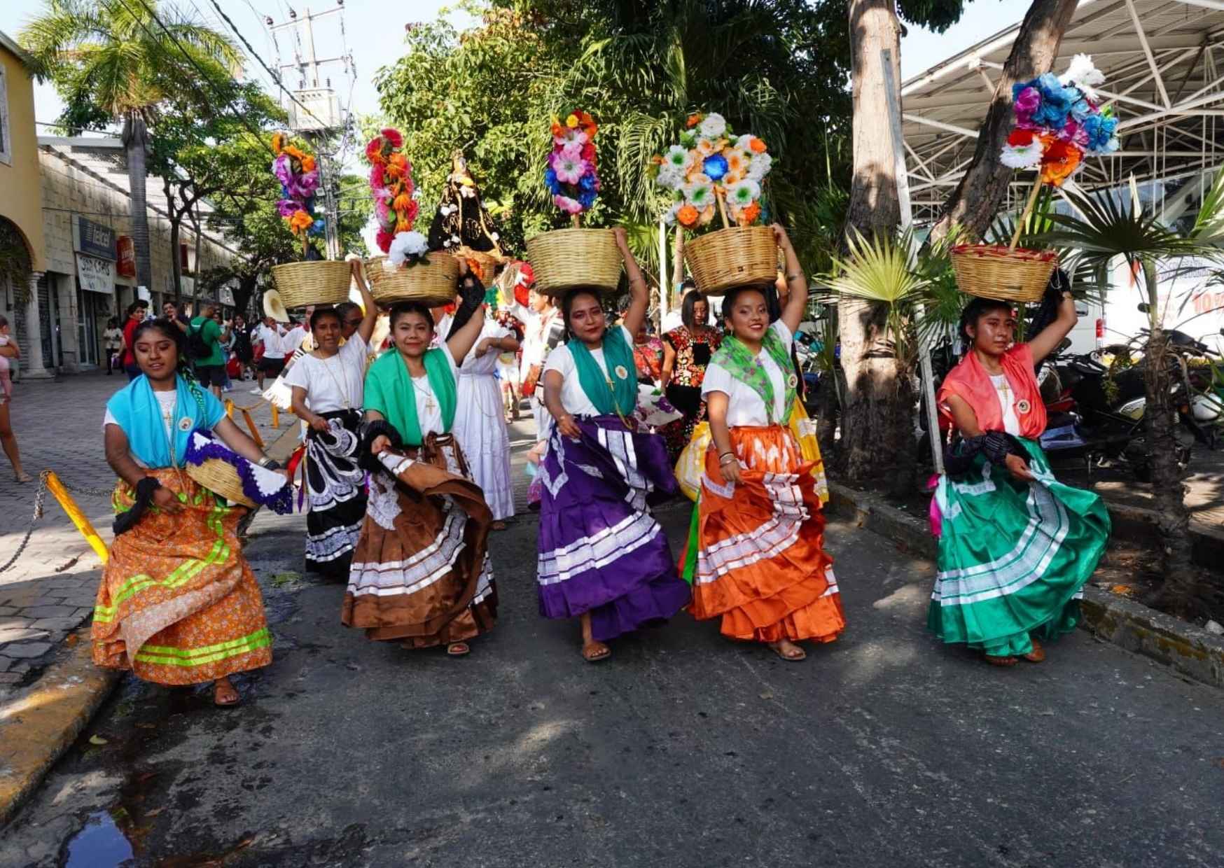 Bailarines oaxaqueños durante la Guelaguetza en Cancún.