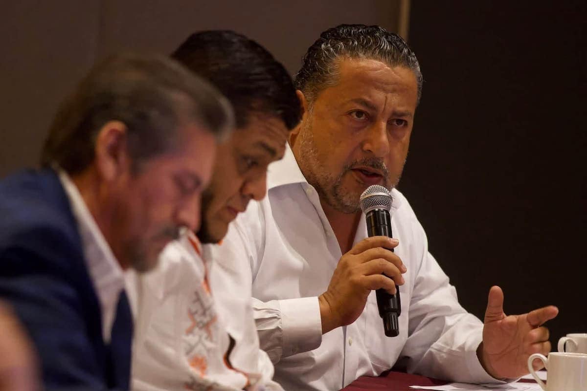 Jorge Sanén durante actividad legislativa de Morena en Quintana Roo