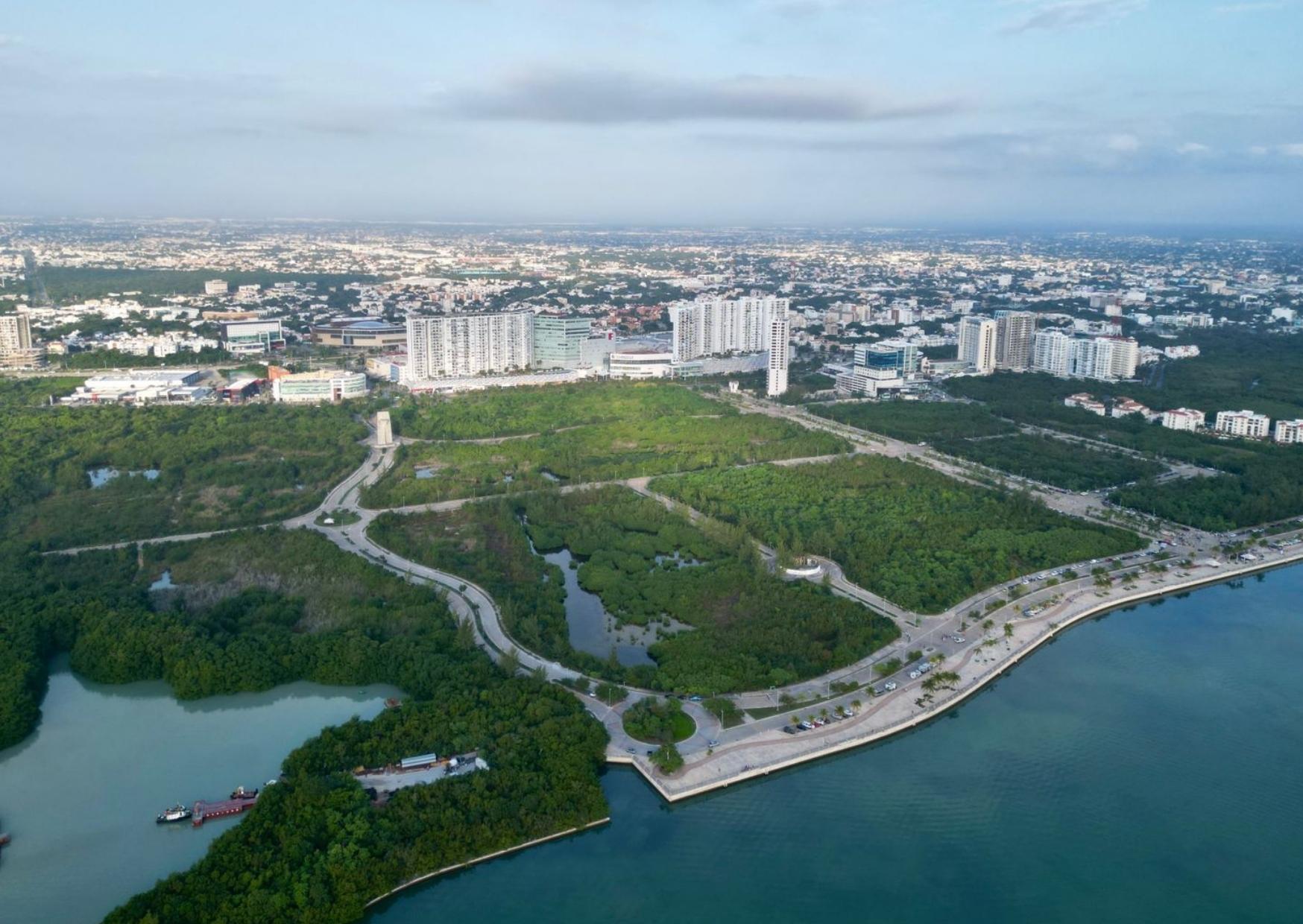 Vista aérea de Malecón Tajamar y laguna Nichupté.