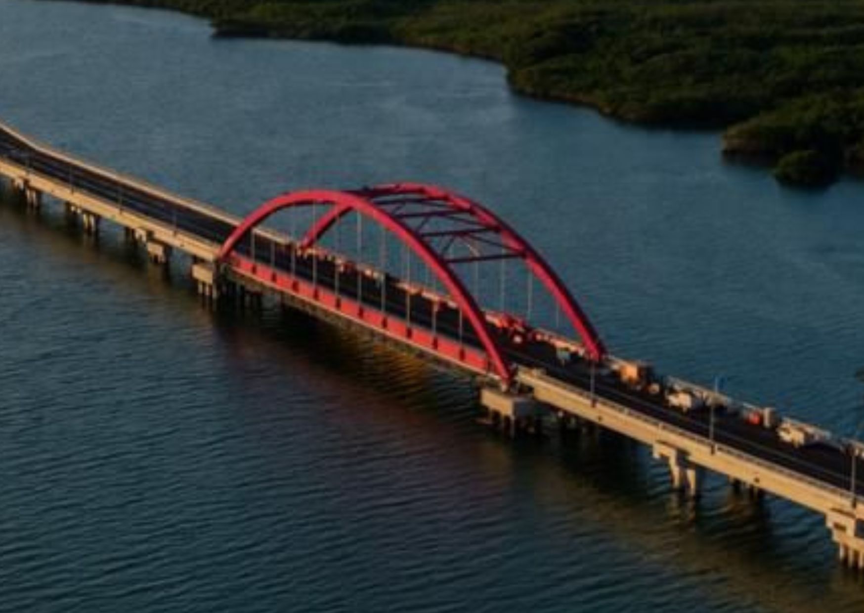 Vista del Puente Vehicular Nichupté en Cancún, obra de infraestructura que conecta la ciudad con la zona hotelera sobre el sistema lagunar.
