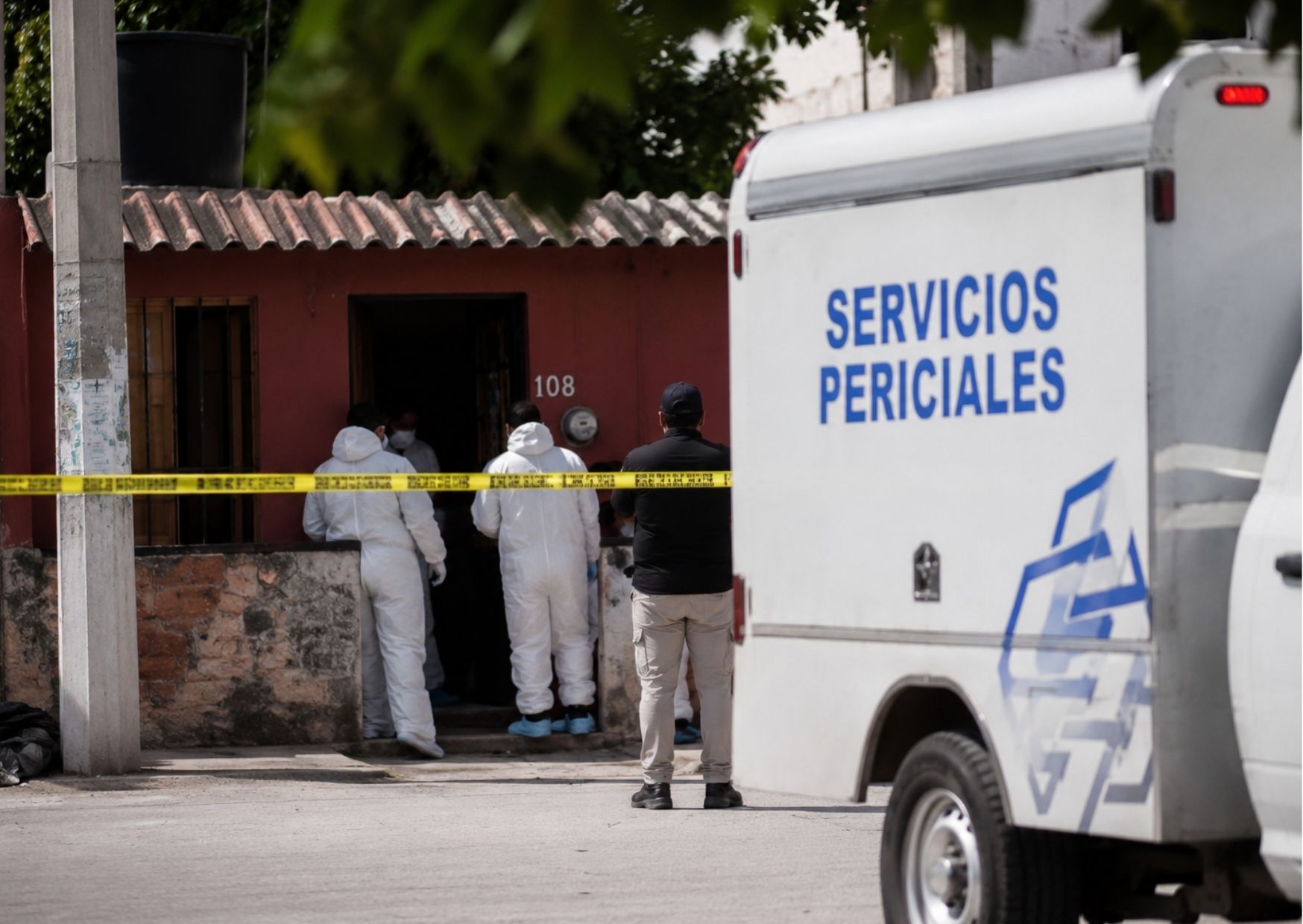 Imagen simbólica de una carpeta forense y guantes de laboratorio relacionados con procesos de identificación humana en Cancún.