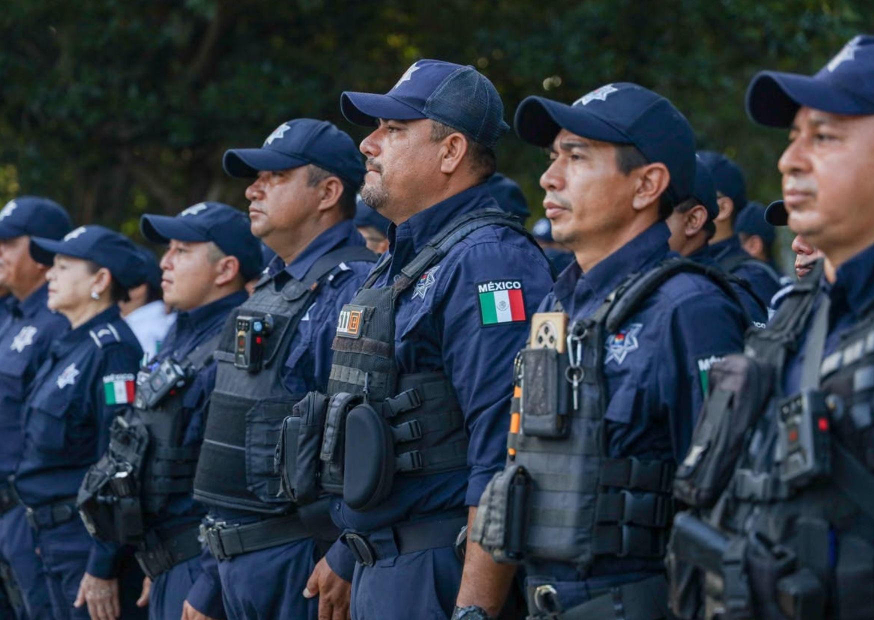 Elemento policial de Quintana Roo durante labores de vigilancia urbana, en una imagen relacionada con salud mental, presión laboral y protocolos de atención emocional para cuerpos de seguridad.