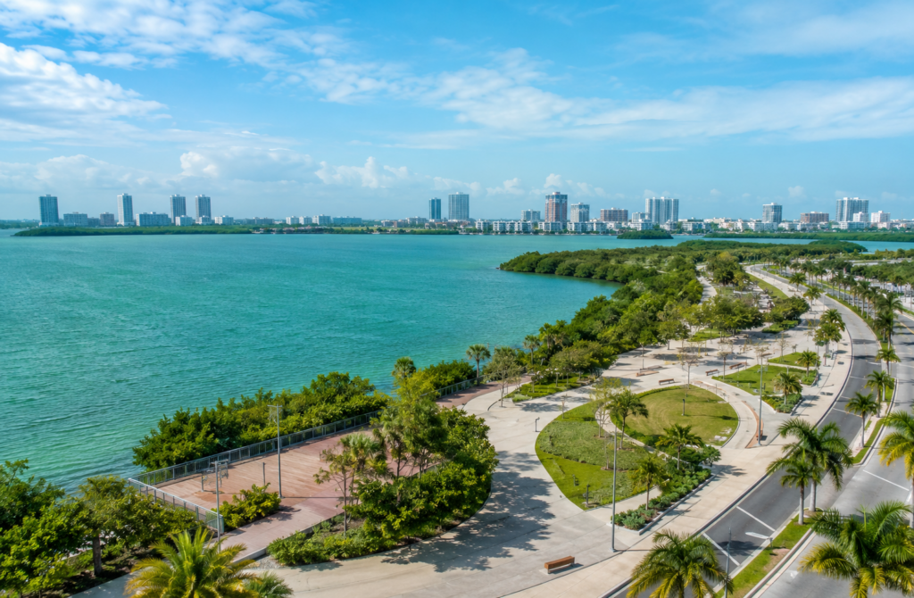 Zona urbana de Cancún junto al sistema lagunar Nichupté.