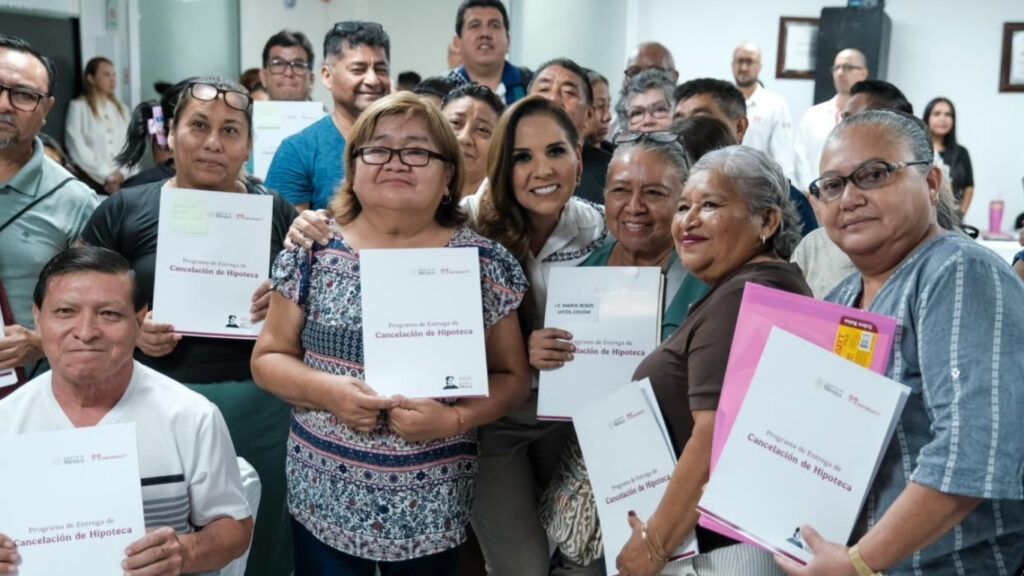 Familias de Quintana Roo reciben documentos que liberan el gravamen de sus viviendas.