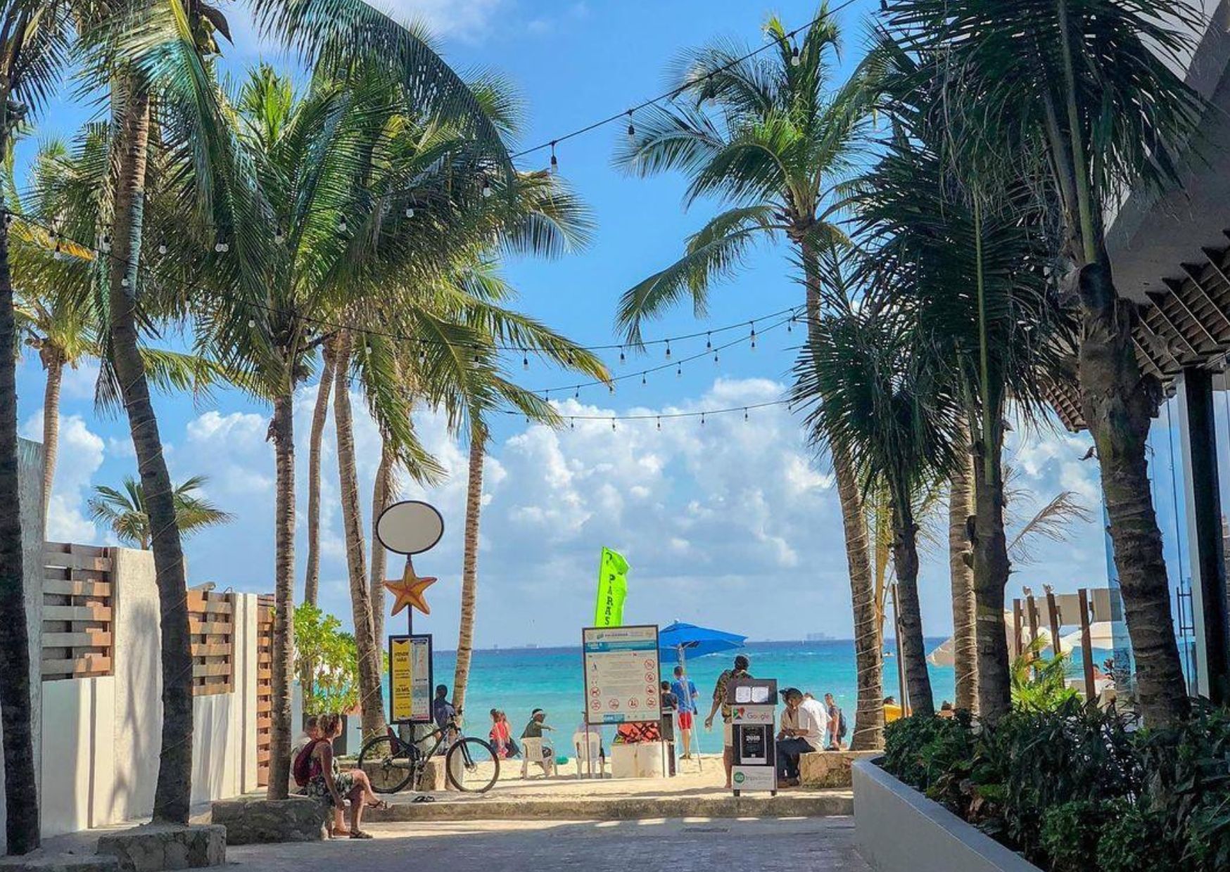 Acceso público señalizado hacia una playa de Playa del Carmen.