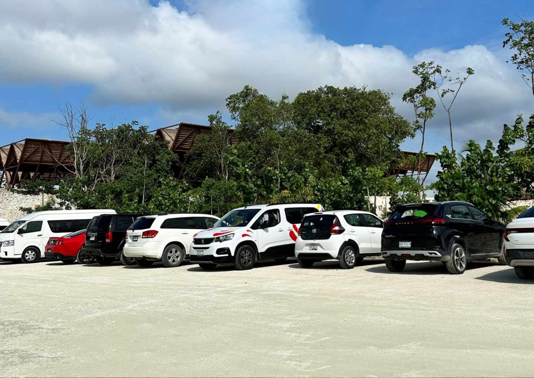 El estacionamiento oficial del Parque del Jaguar se ofrece sin costo para visitantes.