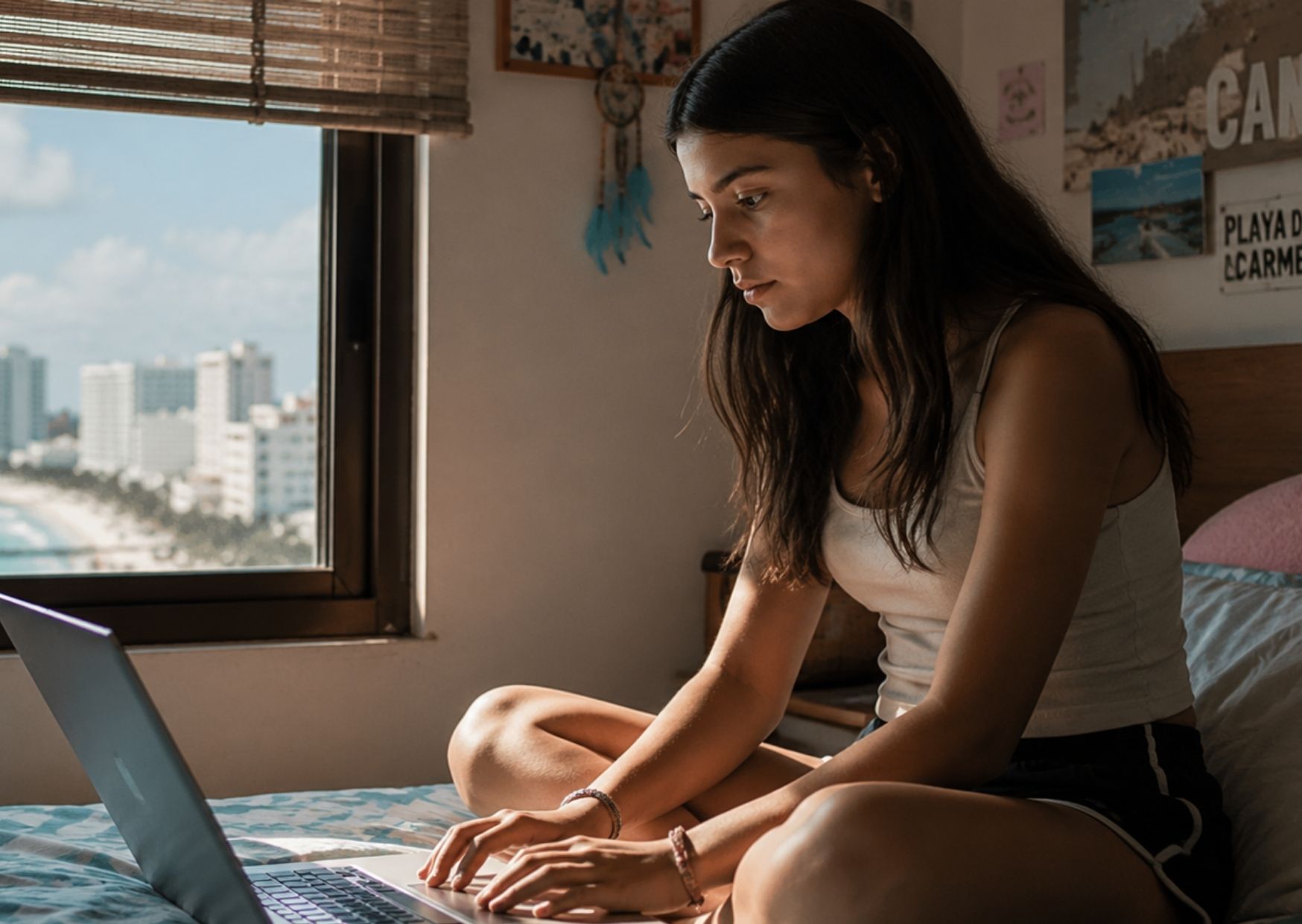 Un contacto digital puede cambiar cuando comienza a exigir información personal y silencio.