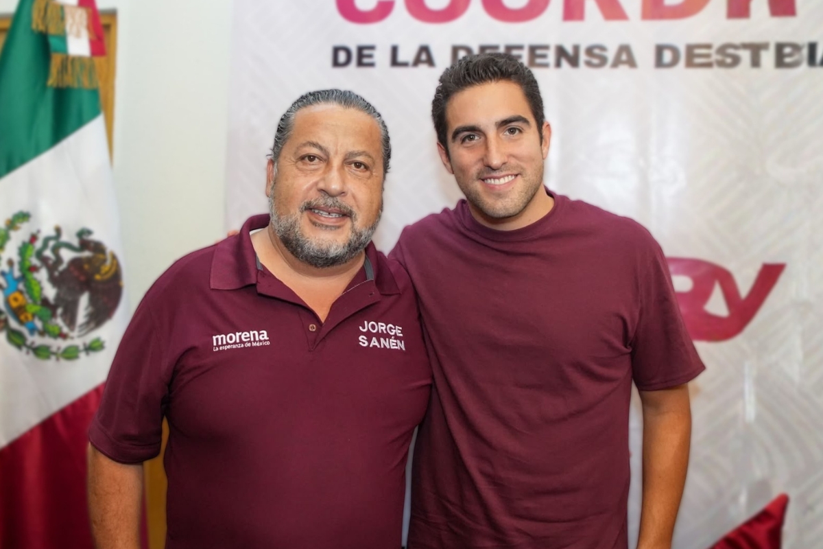 Jorge Sanén y Gino Segura durante encuentro político de Morena en Quintana Roo.