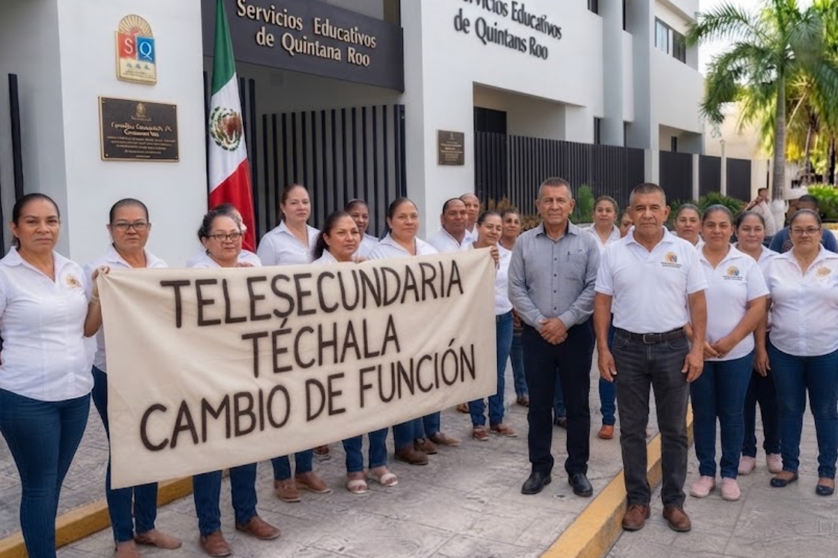 Trabajadores de telesecundaria durante manifestación en Chetumal.