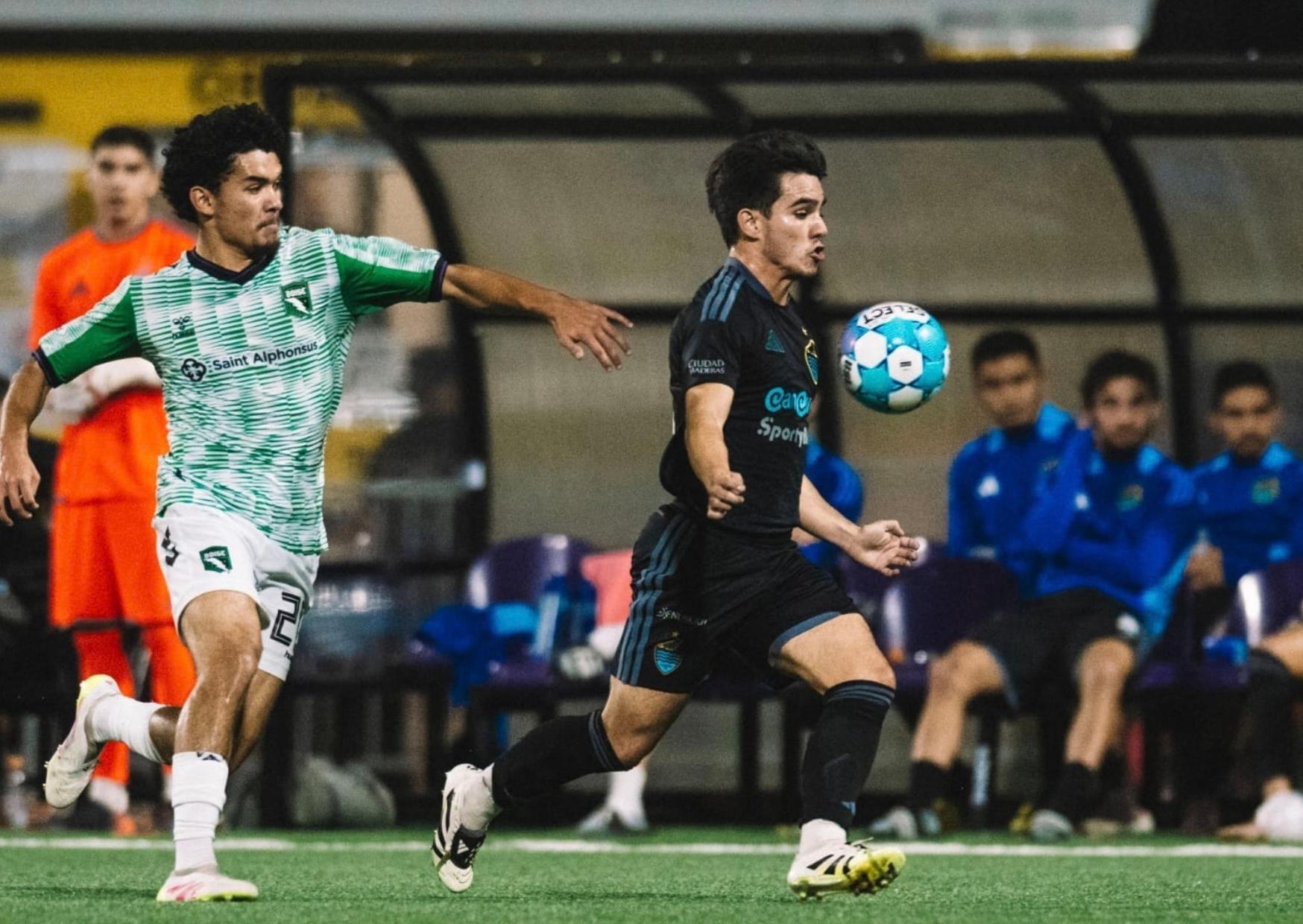 Jugadores de Cancún FC durante un partido en el Estadio Andrés Quintana Roo.