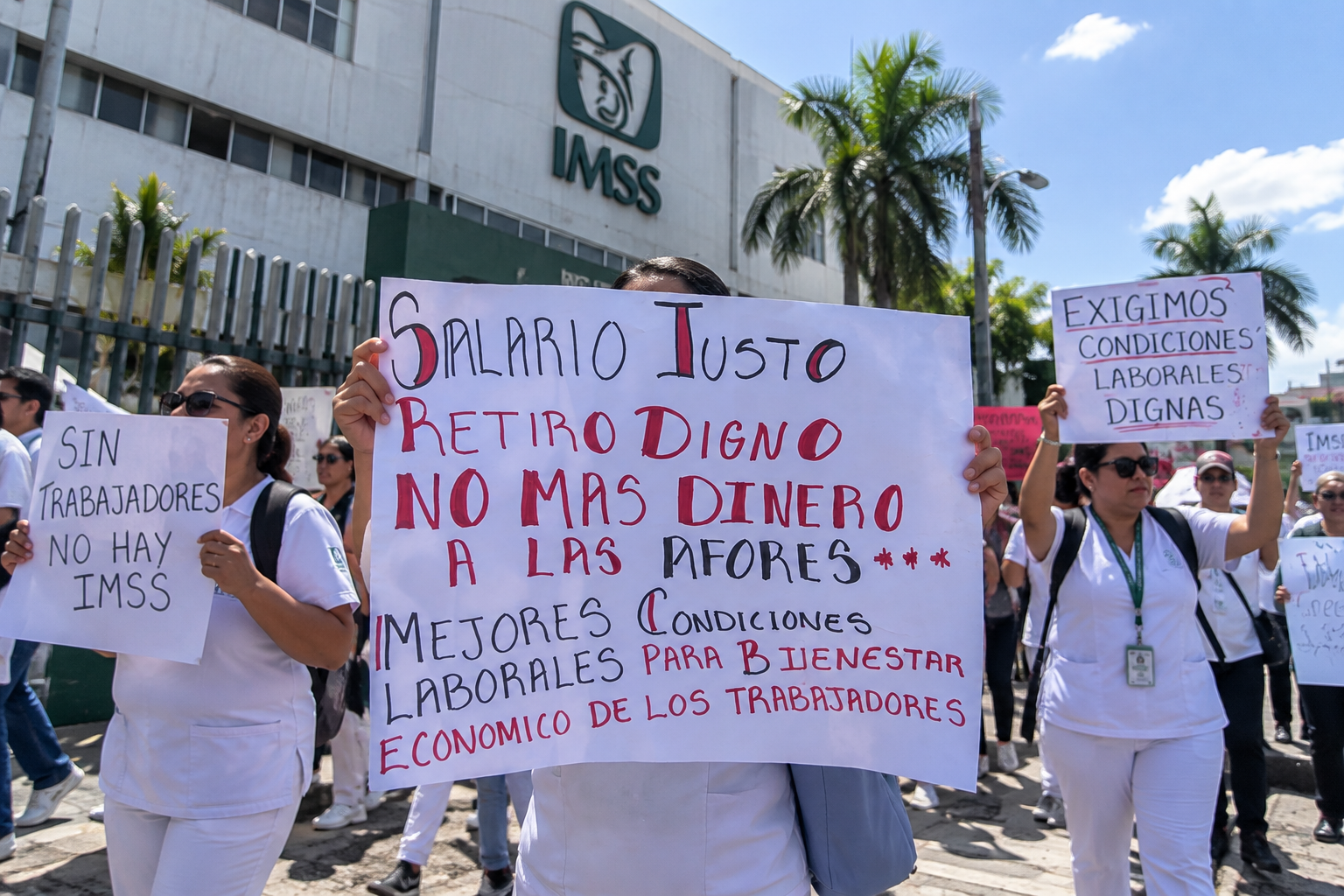 Trabajadores del IMSS protestan en El Ceviche de Cancún por salarios y pensiones.