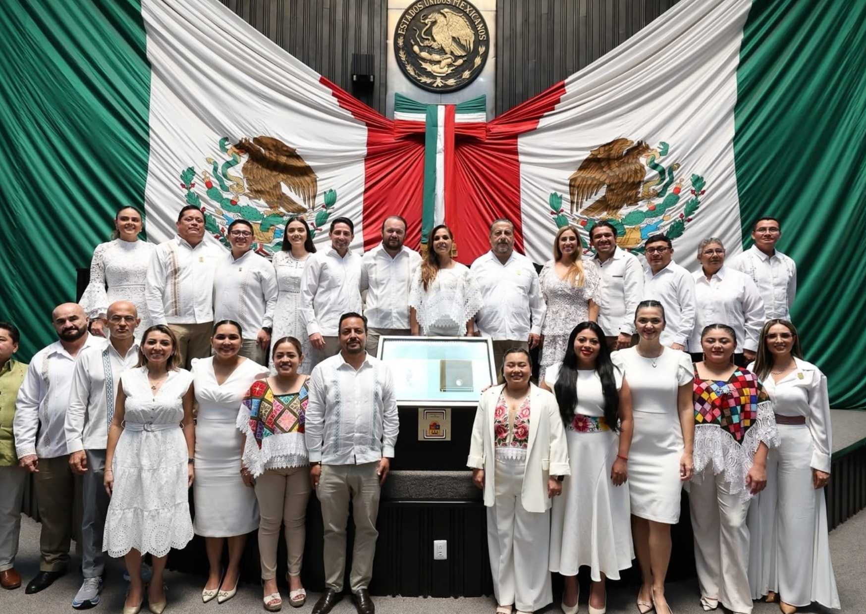 Mara Lezama, representantes del Congreso y Heyden Cebada durante la sesión solemne por los 52 años de Quintana Roo en Chetumal.