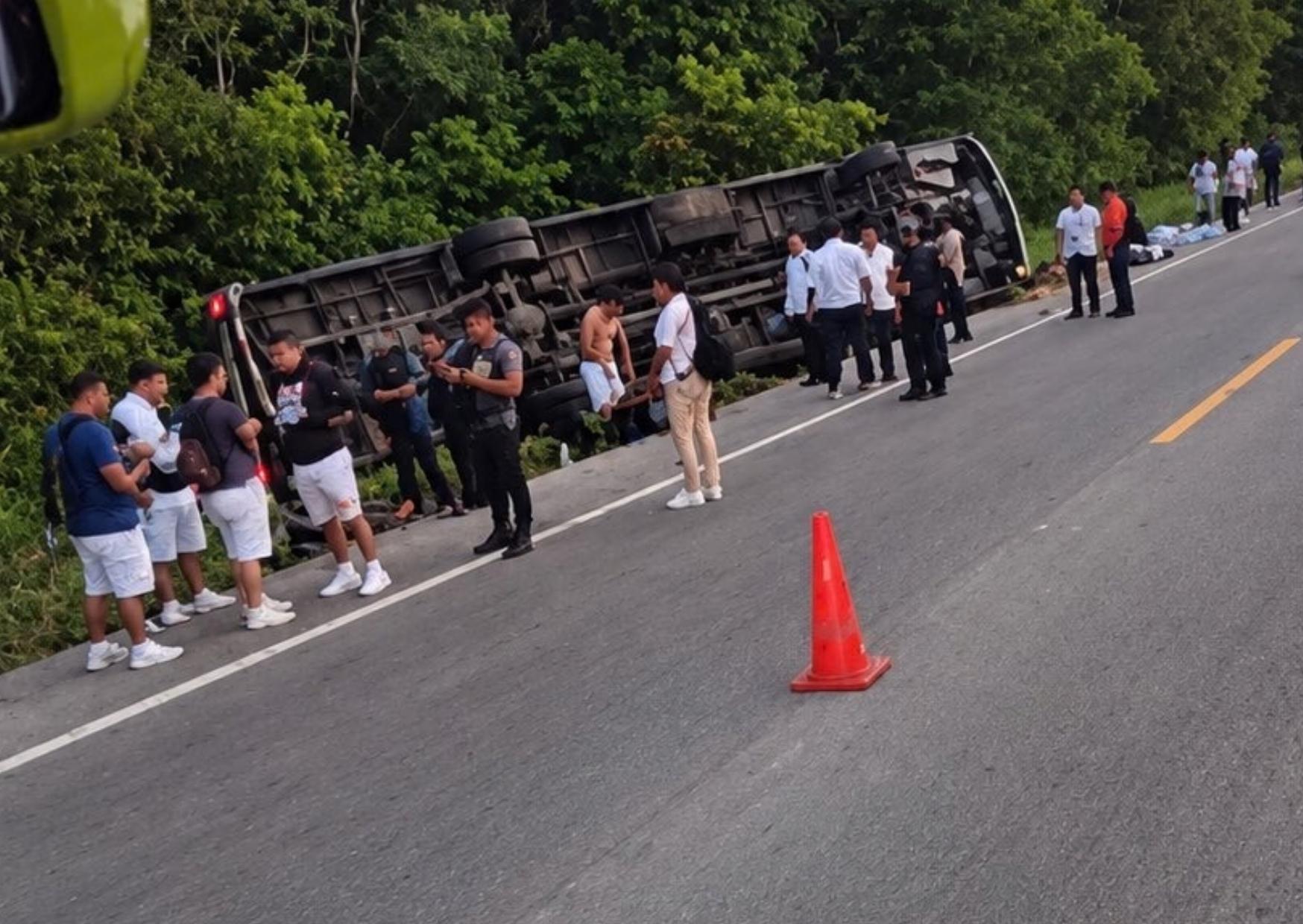 Autobús de trabajadores volcado cerca del Aeropuerto de Tulum tras accidente en la carretera federal 307.