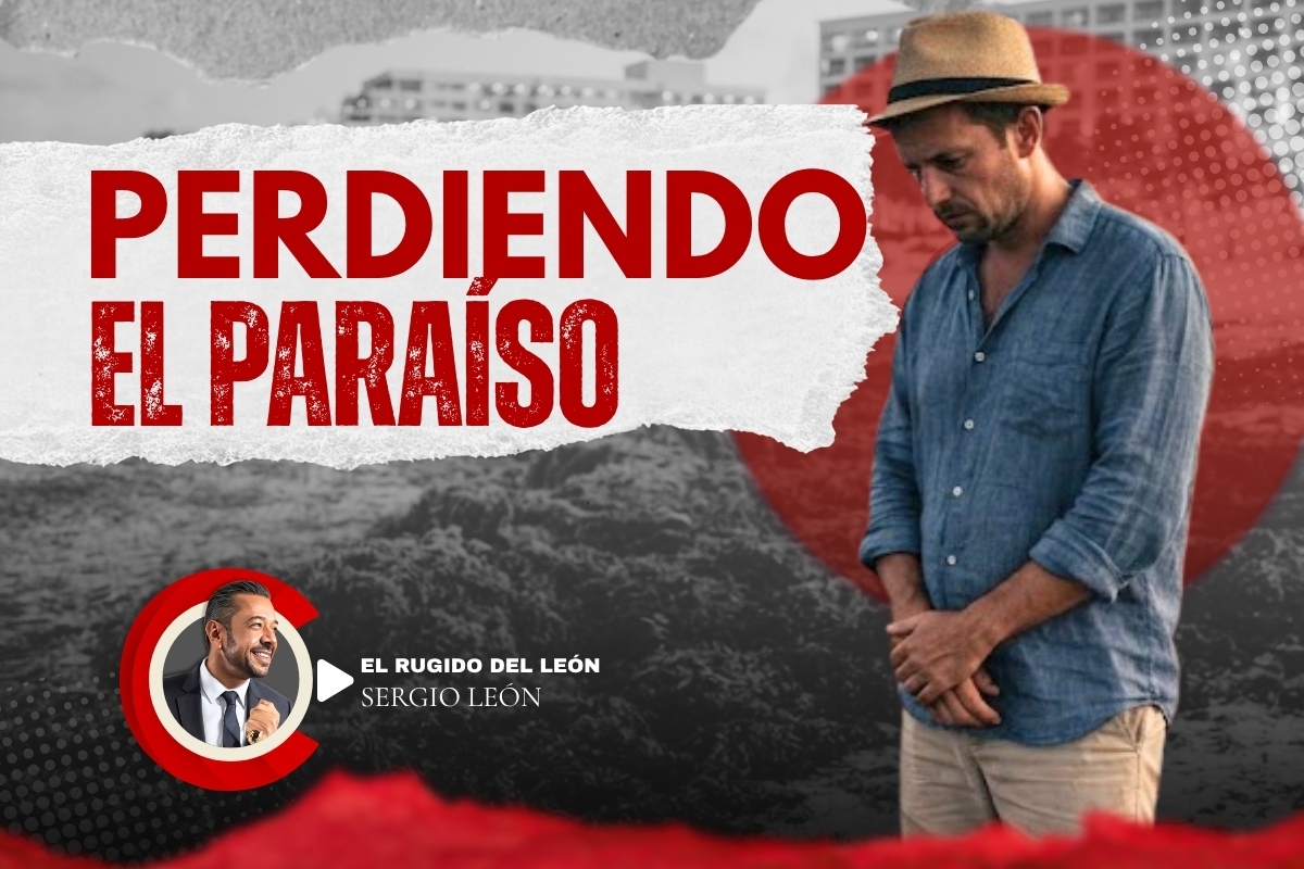 Turista observando una playa afectada por sargazo en un desarrollo hotelero de Quintana Roo.